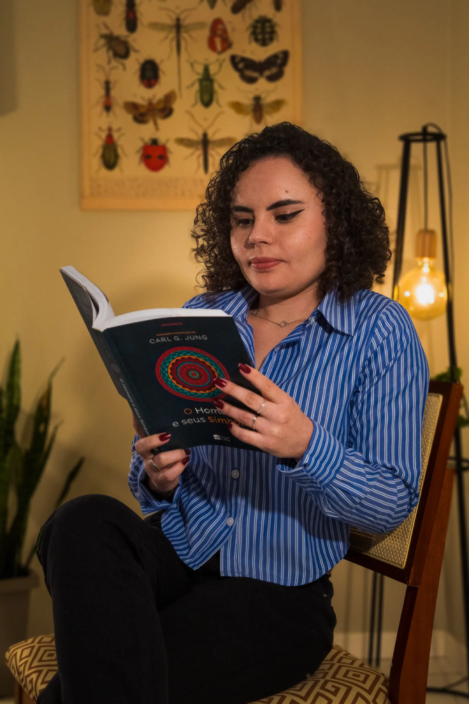 Cristy Andrzejewski lendo O Homem e Seus Símbolos, de Carl Jung
